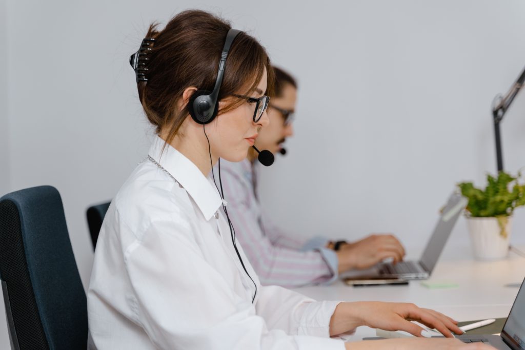 vedere laterală a unei femei care lucrează ca agentă într-un centru de apeluri – stockpack – pexels Vedere laterală a unei femei care lucrează ca agentă într-un centru de apeluri